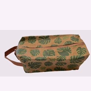 🍃 Trader Joe's - Reusable Toiletry
Travel Makeup Bag